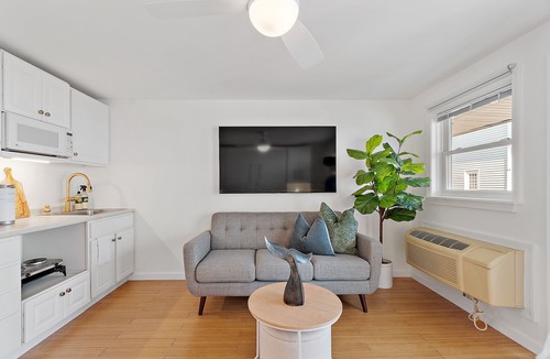 Hampton Condo | Whale's Tale - Boutique Studio Condo w/Pool 🐳