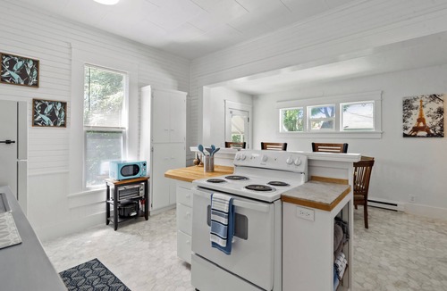Market District House | White Lotus in Eugene, just minutes from downtown, sleeps 4