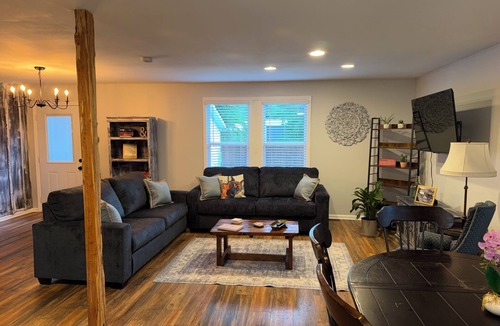 Welcome Cottage | Whitehorse Cottage- Charming 2 bedroom cottage in charming Greenville SC