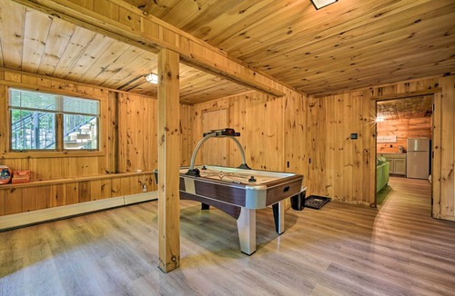 Wilmington Cabin | Wilmington Chalet w/Hot Tub < 8 Mi to Mount Snow!