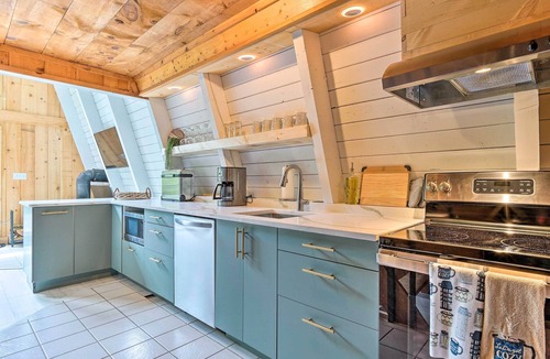Wilmington Cabin | Wilmington Chalet w/Hot Tub < 8 Mi to Mount Snow!