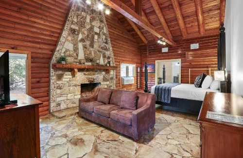 Wimberley Apartment | Wimberley Log Cabins Resort and Suites- Unit 1