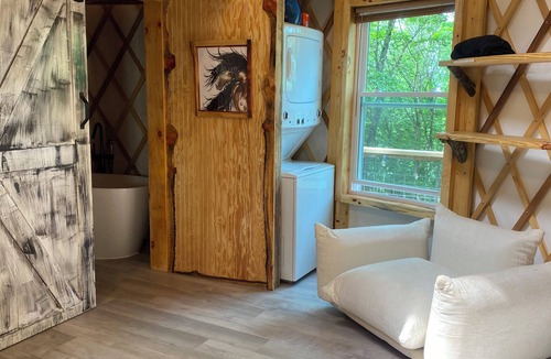 Piper Gap House | Windsong yurt, in the treetops, hottub on the top deck, petfriendly, stargazing