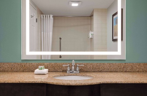 Ashwaubenon Hotel | Wingate by Wyndham Green Bay/Airport