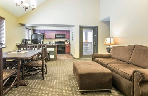 Wisconsin Dells Resort | Wisconsin Dells Cottage Escape with Golf, Pools & Spacious 2BR Family Stay