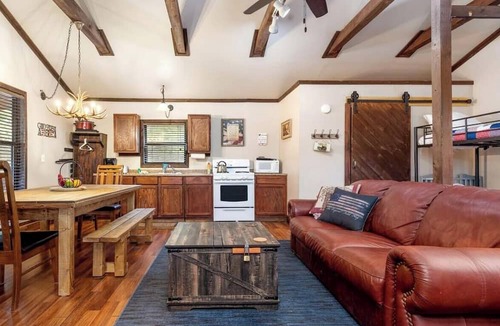 Miami Cabin | Wonderful Rustic Cabin with Barbecue in Miami, Oklahoma