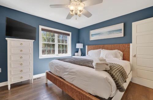 Sturgeon Bay House | Wooded Egg Harbor Escape- Pinball Bunks Privacy