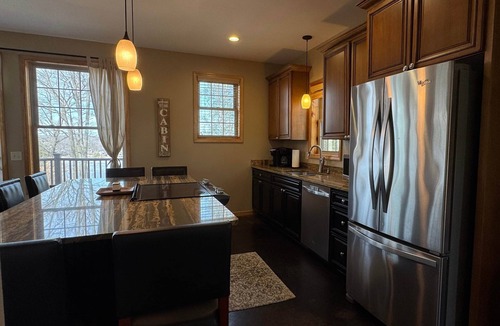 Holcombe Cabin | Woodlawn Lakeside Cabin - 2 BR Waterfront Views