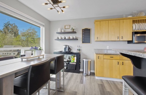 Edgewood House | World Cup Basecamp w/Luxe Mtn Views in Edgewood. Close to transit. Sleeps 6-9.