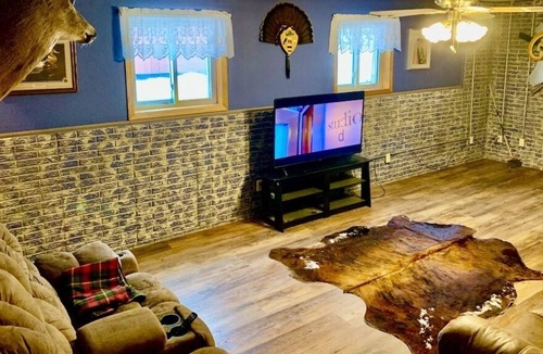 Lansing Cabin | XL Cabin with Pool & Hot Tub Jacuzzi