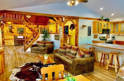 Waterville Cabin | Yellow River Lodge 6-bedroom cabin w/Pool &Hot Tub & Pool Table