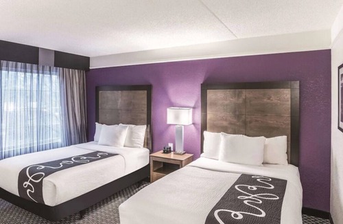 Woodlands Village House | You Found it! 2 Pet-Friendly Units, Free Breakfast, Free Parking