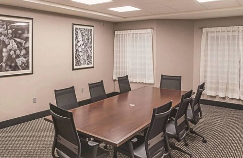 Woodlands Village House | You Found it! 2 Pet-Friendly Units, Free Breakfast, Free Parking