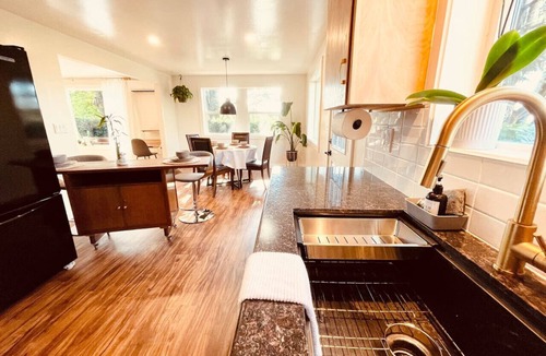 Amazon House | Zen Garden Retreat: 2 Queen + 2 Full near UO | Sunset Views