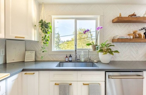 Amazon House | Zen Haus suite A&B · Luxe Spacious Retreat, UofO 1 mile, KING beds, soaking tub