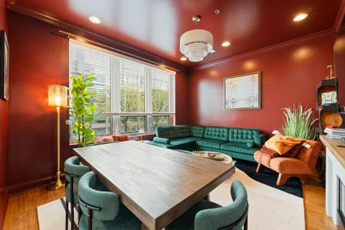 1 Free Parking Gym Balcony Sleeps 10