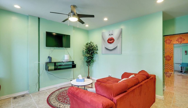 1 Mi to Downtown: Colorful Wilmington Townhome!
