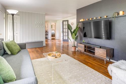1 Mi to UO Campus - Family Home w/Pool Table!