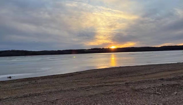 1 min. walk to the water. Cottage on Stockton Lake. Game Room, Kayaks, Hot tub!