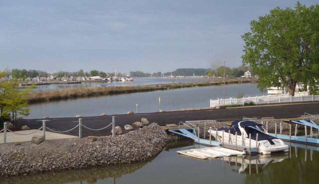 1 of 4 Waterfront Rental Units - Clean, Safe & Small Complex Sleeps 8-32