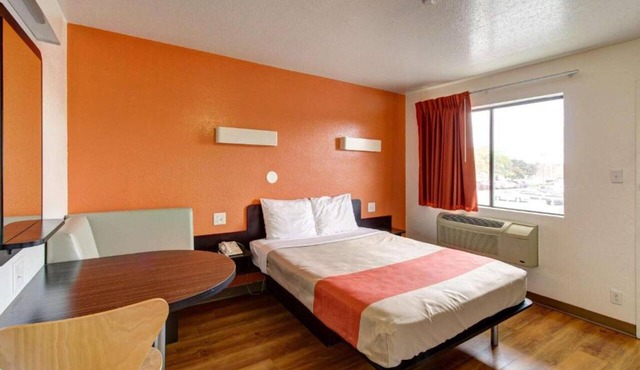 1 Queen Bed|Smk,Micfridge