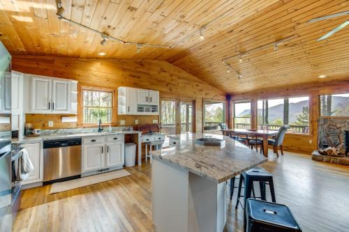 10 Mi to Waynesville: Cabin w/Hot Tub & Mtn Views