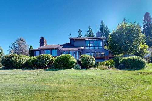 100 Yards to Foster Lake! Family Home w/Hot Tub