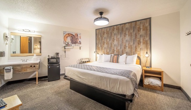 12-Hansen Inn & Cabins, Room, Single King, Second Floor, No Pets, No Smoking
