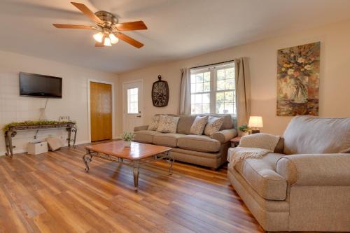 16 Mi to Lake Sara Beach - Pet-Friendly Home
