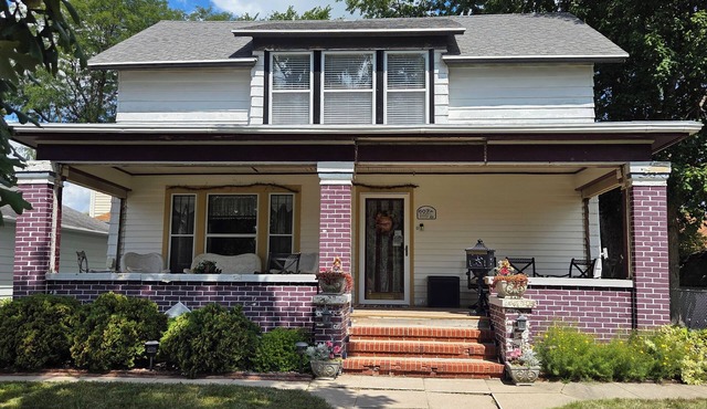1800s Home, Train-Themed Decor, Walk to Downtown & Attractions, Exclusive Perks
