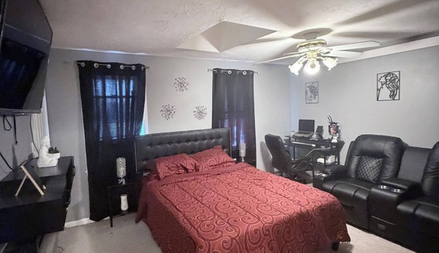 2-bedroom townhome in terrific Attleboro close to Gillette and Foxwoods
