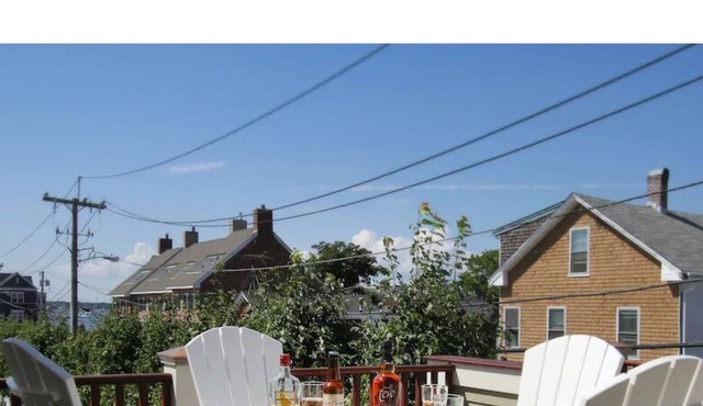 2 Bedrooms w/Loft, Deck and Fireplace on Thames St