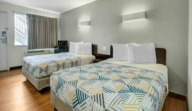 2 Queen Beds | ADA/RI Shower/Non-Smoking