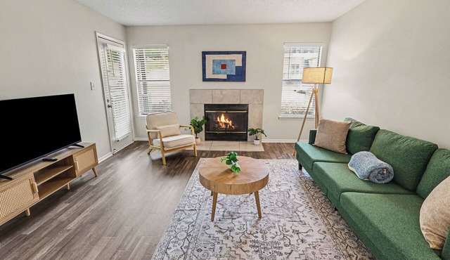 2BR Great for Mid/Long Stays - King Bed/Pool/Gym/Family Friendly
