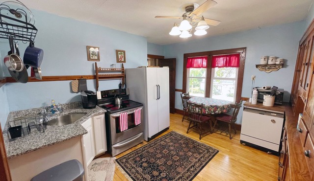 2BR Spacious Upper, Overlooking Kiwanis Park, Close to Everything!