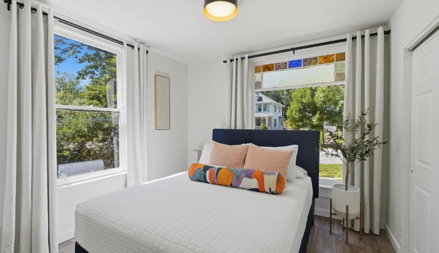 2BR Ypsi Depot Town - King Bed and Sleep 4
