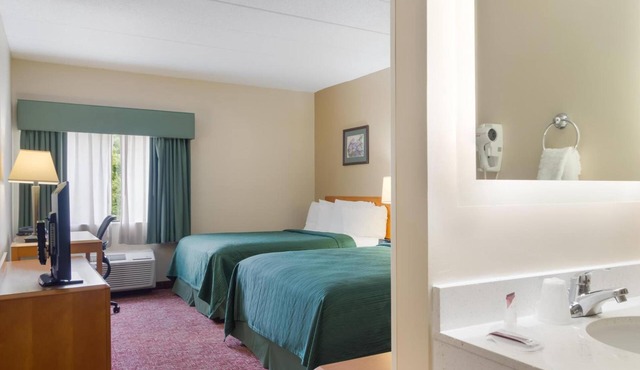 3 Accommodations for Big Groups | near Stadium Theatre | Free Bfast & Parking! in Smithfield