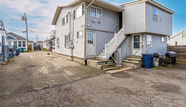 3-bedroom beachy apartment one block from Hampton Beach