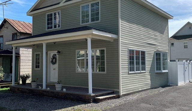 3-bedroom Getaway with AC and WiFi in Sylvan Beach - Walk to Everything!