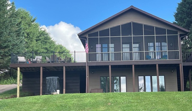 3-bedroom house on Chippewa River/Lake Holcombe perfect for relaxing getaways