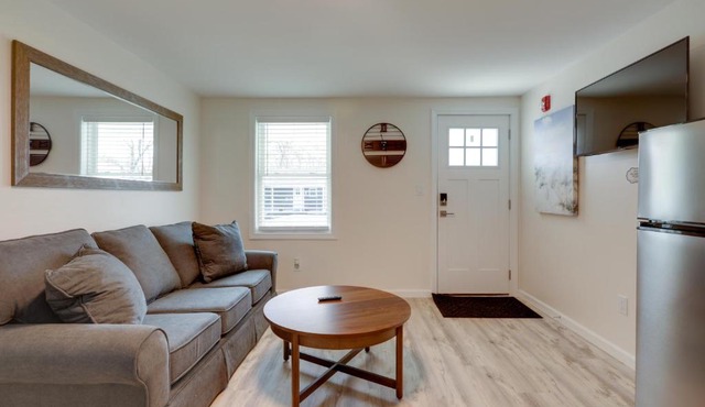 3 Mi to Onset Beach & Village! Pet-Friendly Apt