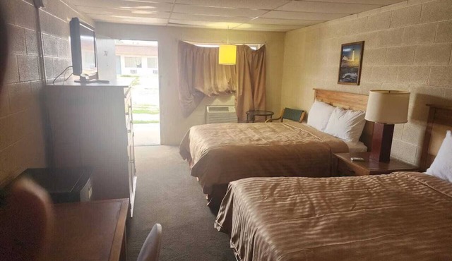 3 Relaxing Rooms with 2 Queen Beds Perfect for Pet Owners - Free Parking! in Quinter