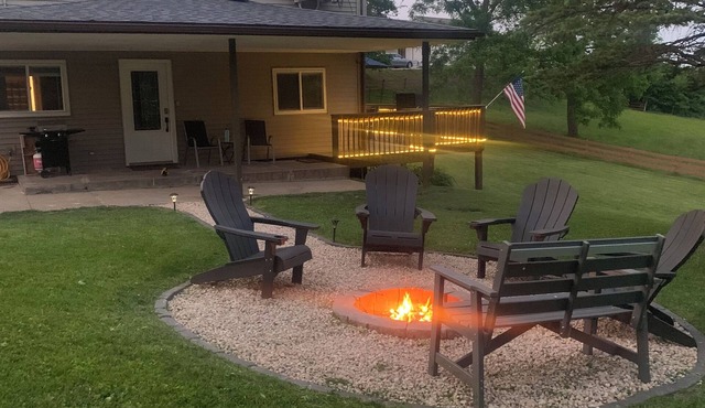 3br-2bth”4beds”house with arcade games! Beautiful views overlooking river!