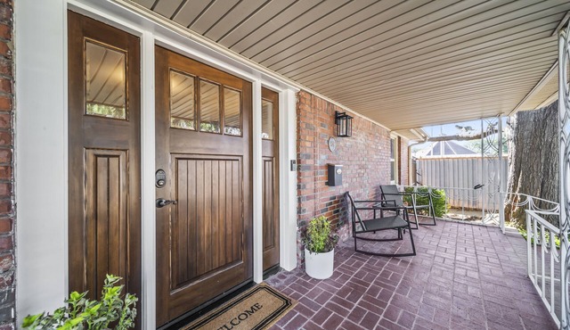 3BR/3BA 1940s Bungalow Near Expo Square. Pet friendly!