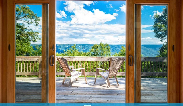 3BR cabin w/scenic deck and pet-friendly