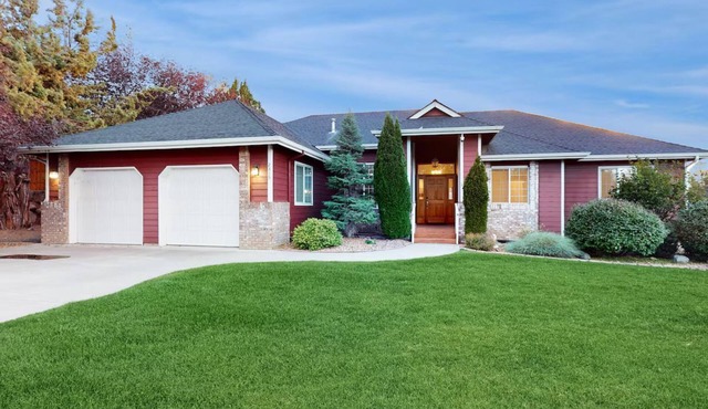 3BR home with yard, patio, WiFi, fireplace