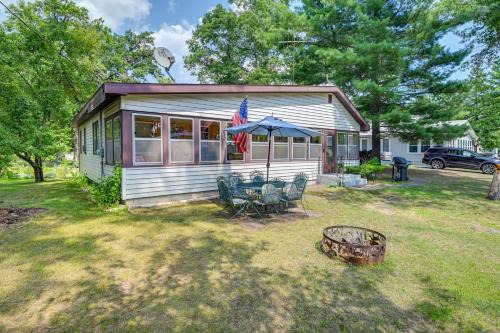 4-Season Anglers Cabin At Shawano Lake w/Views!