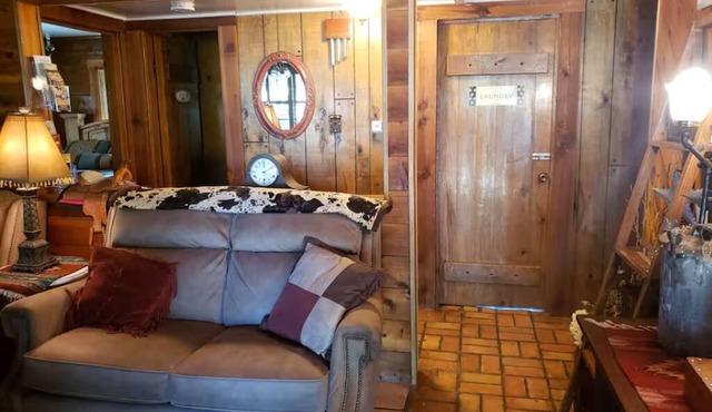 4B/4B Log Cabin Guesthouse includes an Old Western Town, Saloon & Firepit!