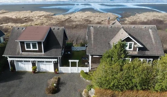 4BR/4BA Beachfront Retreat with Hot Tub and Sauna