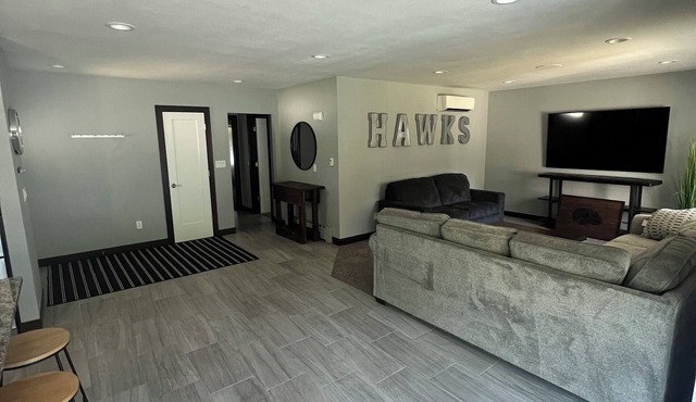 5 minute walk to Kinnick Stadium! Perfect GAMEDAY stay! Spacious 4-bedroom house